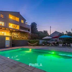 House Mirabelle With Pool Guest house